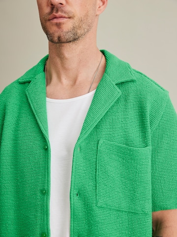 DAN FOX APPAREL جينز مضبوط قميص 'Heinrich' بلون أخضر