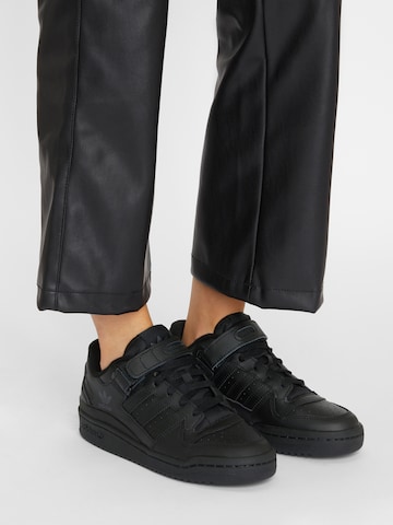 Baskets basses 'Forum' ADIDAS ORIGINALS en noir : devant