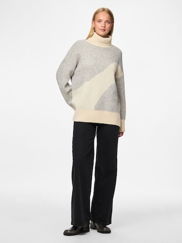 Pull-over PIECES en gris