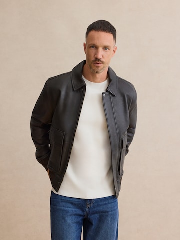 DAN FOX APPAREL Välikausitakki 'Lucian' värissä ruskea: etupuoli