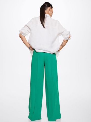Wide leg Pantaloni cu dungă 'Justo' de la MANGO pe verde