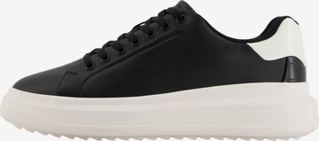 Sneaker low de la Bershka pe negru