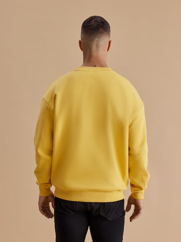 DAN FOX APPAREL Sweatshirt 'Rocco Heavyweight' in Yellow