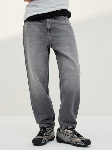 Largi Jeans de la Bershka pe gri: față