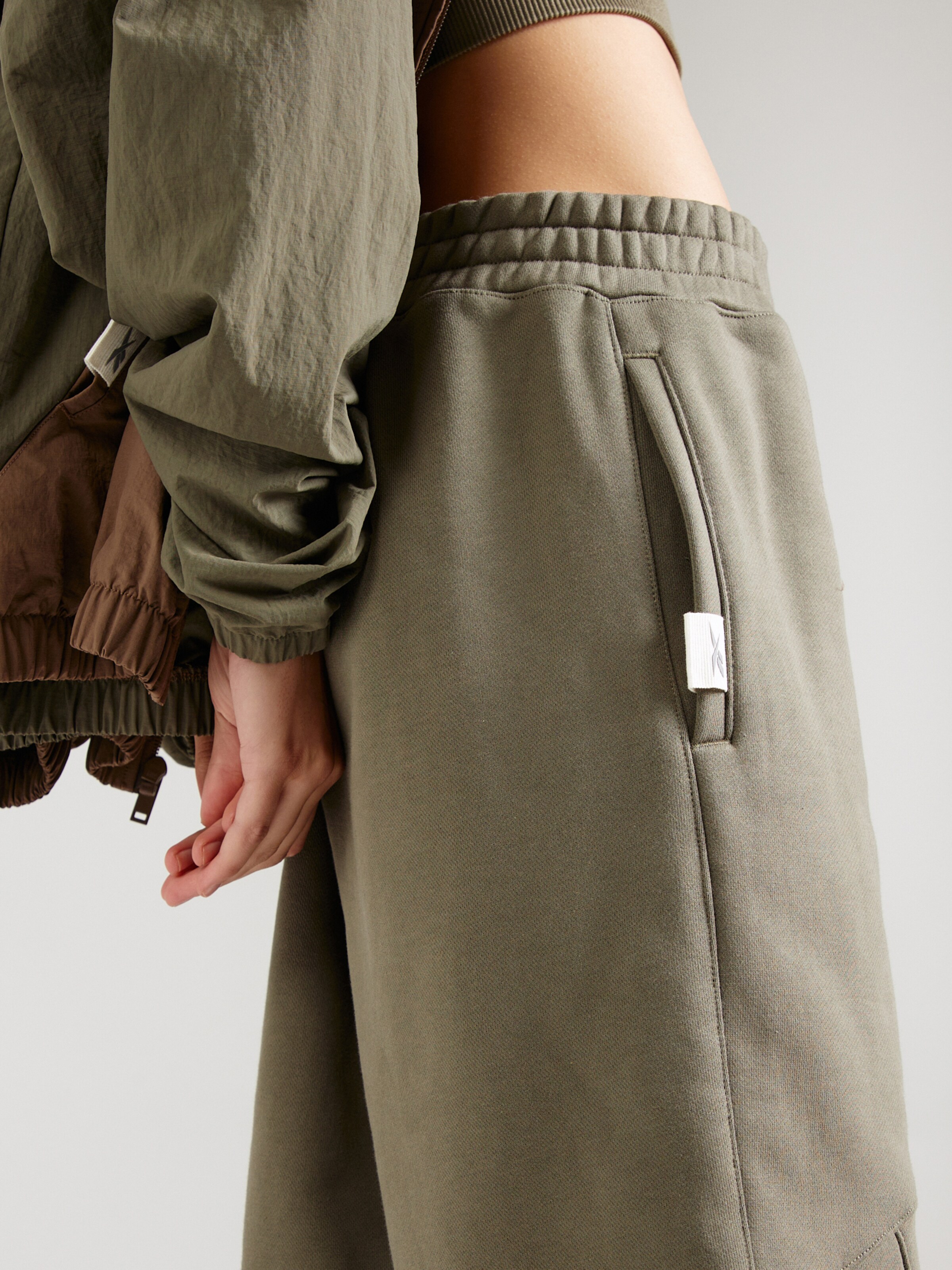 Effile Pantalon Reebok en Olive ABOUT YOU