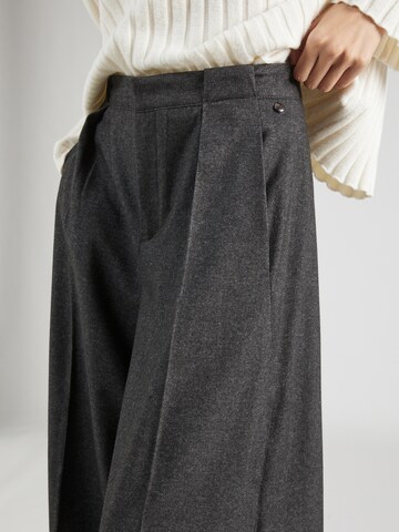 Wide leg Pantaloni con pieghe di MAC in grigio