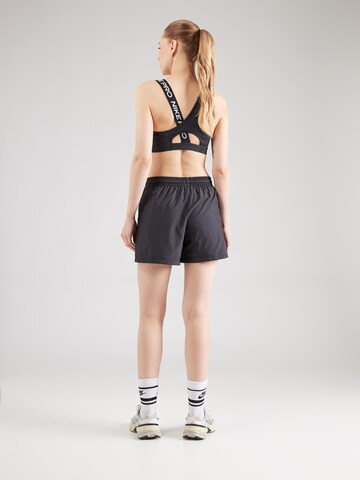 Nike SportswearLoosefit Hlače 'Essential' - crna boja