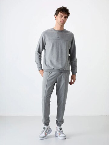 Tuta da jogging di Tommy Life in grigio
