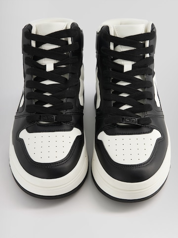 Bershka Sneakers high i svart