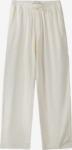 Bershka Trousers in White: front