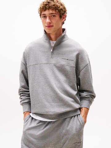 TOMMY HILFIGER Sweatshirt in Grijs: voorkant