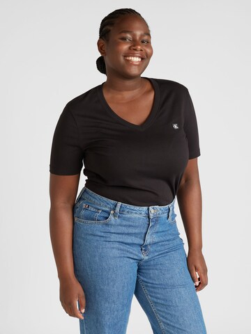 Tricou de la Calvin Klein Jeans Curve pe negru: față