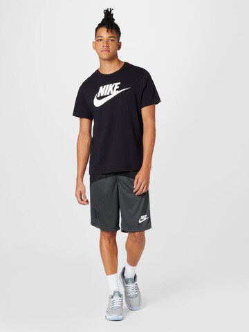 NIKE Loosefit Sportshorts in Grau