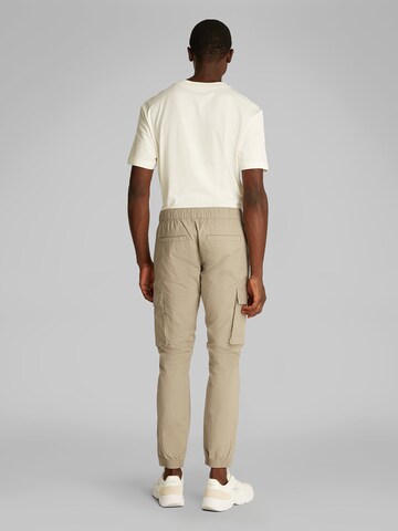 Calvin Klein Jeans Tapered Cargobroek in Grijs