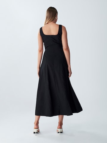 St MRLO - Vestido de noche 'MAIZY' en negro: atrás
