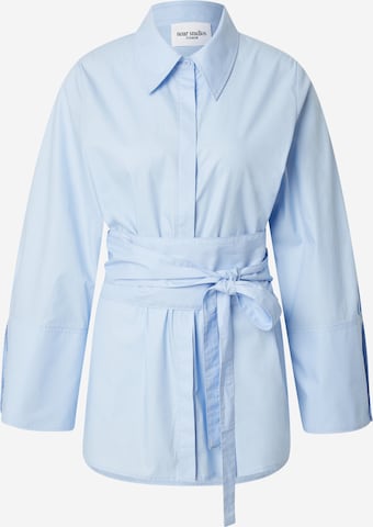 noar studios - Blusa 'BELTED SHIRT' en azul: frente