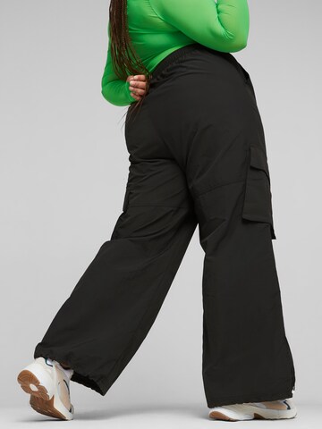 Wide leg Pantaloni cargo di PUMA in nero