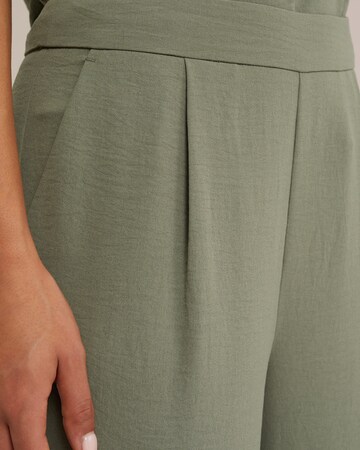 WE Fashion - Perna larga Calças com pregas em verde