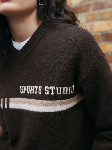 Next Sweter w kolorze brązowy