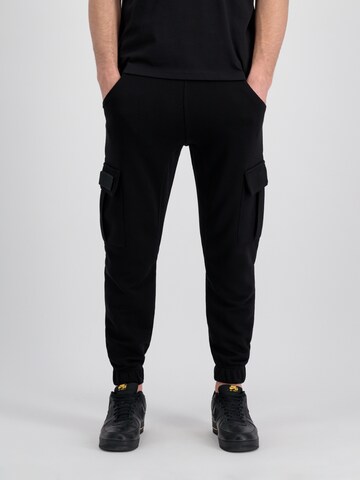 Effilé Pantalon ALPHA INDUSTRIES en noir : devant