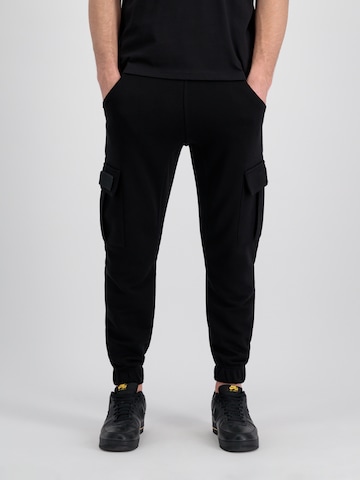 ALPHA INDUSTRIES Tapered Broek in Zwart: voorkant