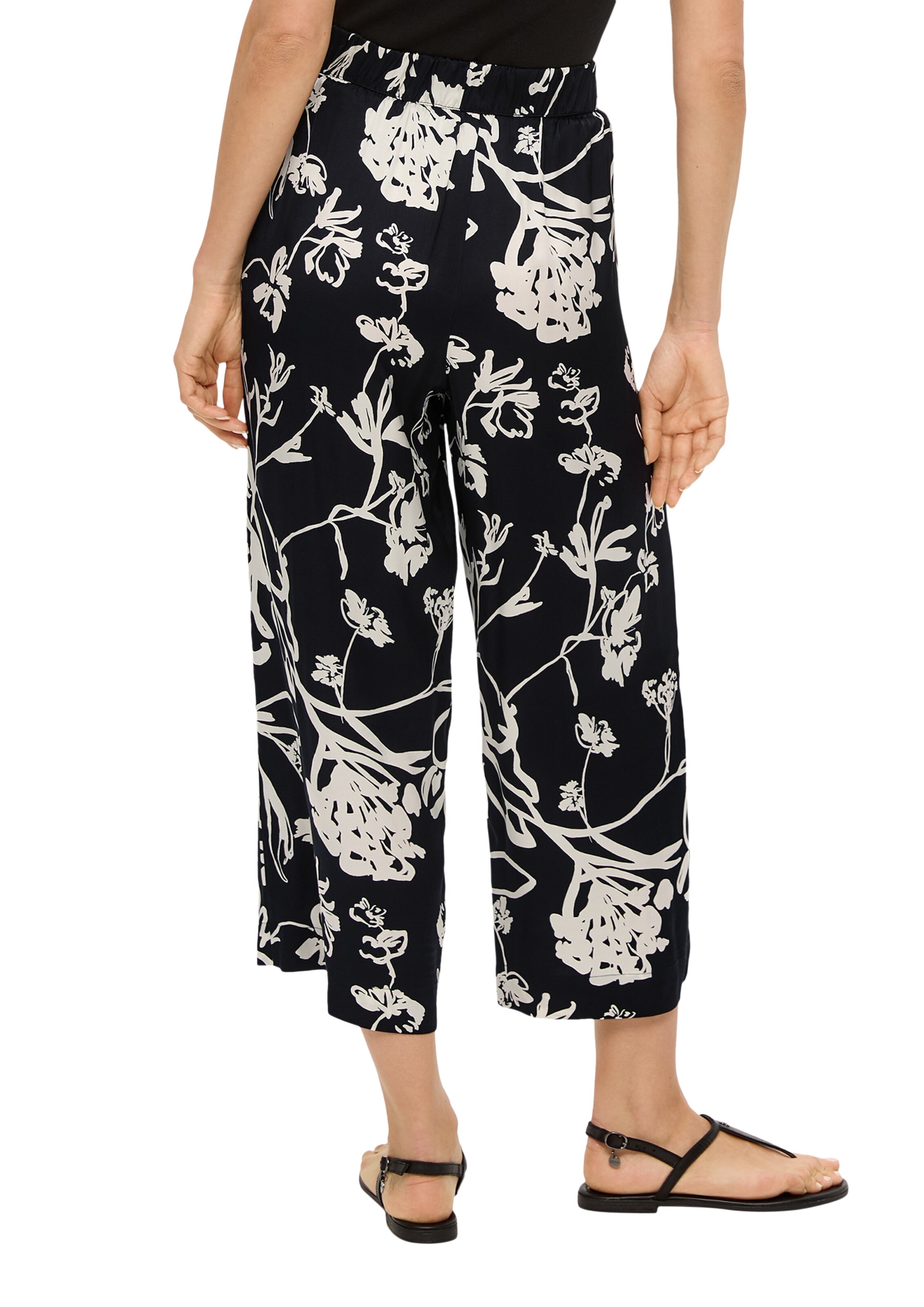 s.Oliver BLACK LABEL Wide Leg Housut värissä musta: takapuoli