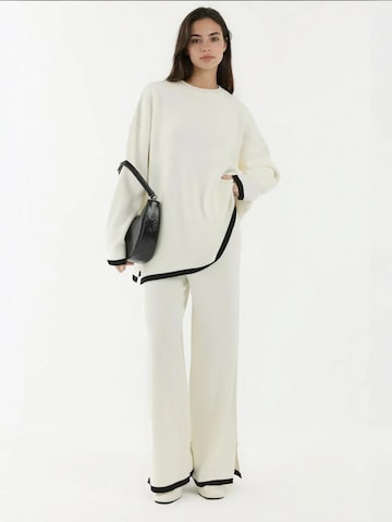 Completo pantalone di Hiccup in bianco: frontale