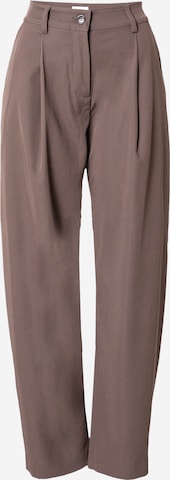 Pantaloni con pieghe 'Terra' di WEEKDAY in marrone: frontale