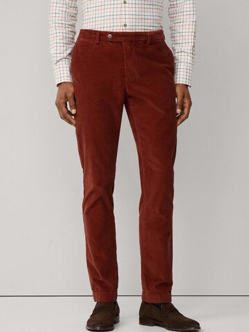 Coupe slim Pantalon chino 'Kensington' Hackett London en marron : devant