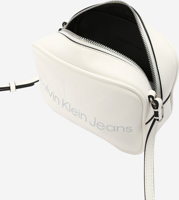Calvin Klein Jeans Чанта с презрамки в бяло