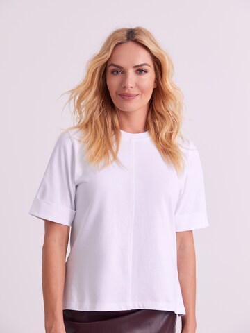 T-shirt 'Cara' ABOUT YOU x Iconic by Tatiana Kucharova en blanc
