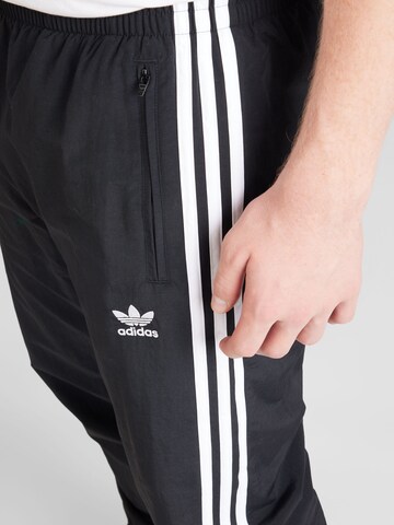 ADIDAS ORIGINALS - Tapered Pantalón en negro