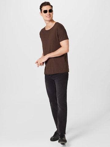 Nudie Jeans Co - Camiseta 'Roger Slub' en marrón