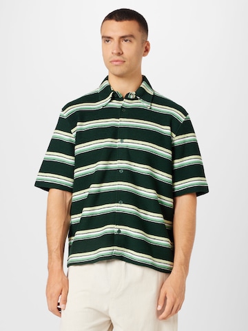 WEEKDAY - Ajuste regular Camisa en verde: frente