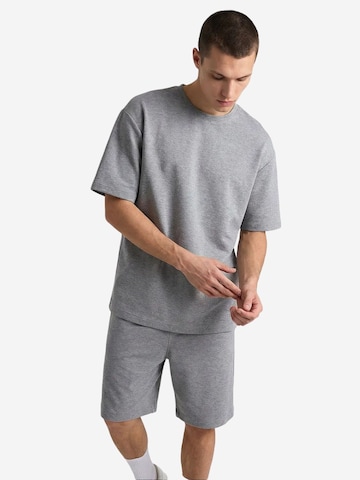 Completo per l'allenamento di Tommy Life in grigio: frontale