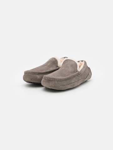 UGG - Mocasines 'ASCOT' en gris