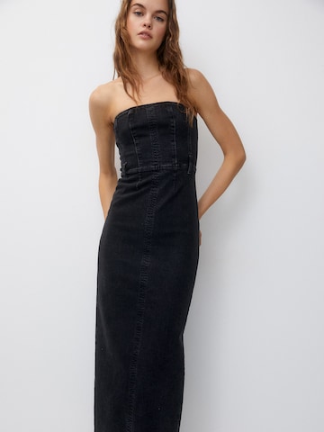 Rochie de la Pull&Bear pe negru