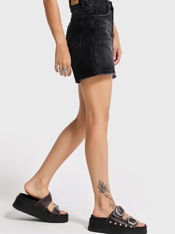 IT'S BASIC Regular Jeans 'MINI DENIM SHORT' in Zwart