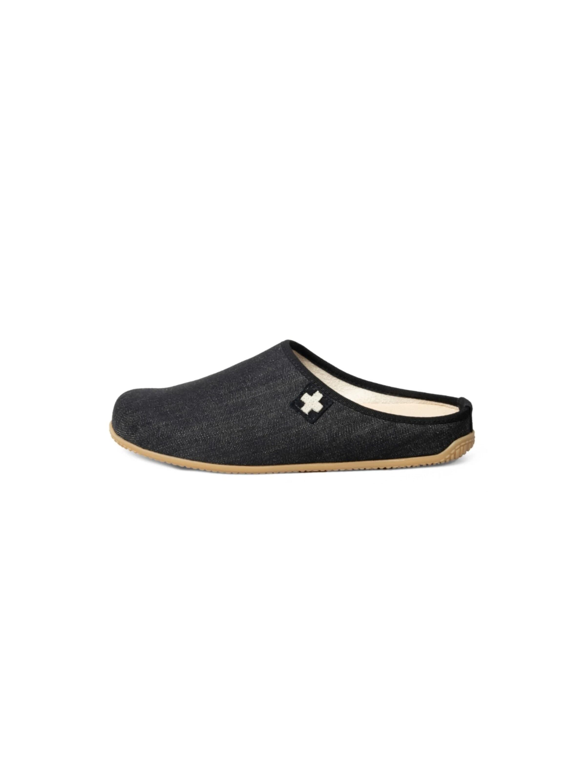 Living Kitzbühel Slippers 'Gipfelkreuz Gipfelkreuz' in Black: front