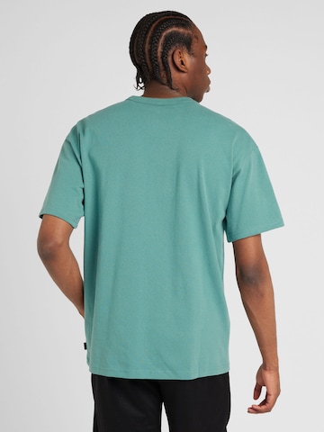 Nike Sportswear T-shirt 'Essential' i grön