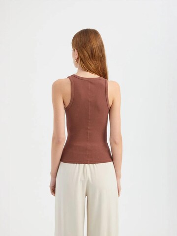 Top di Hiccup in marrone