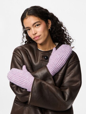 PIECES Wanten 'PCMILLA' in Lila: voorkant