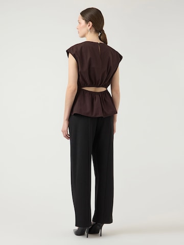Top di YAS in marrone