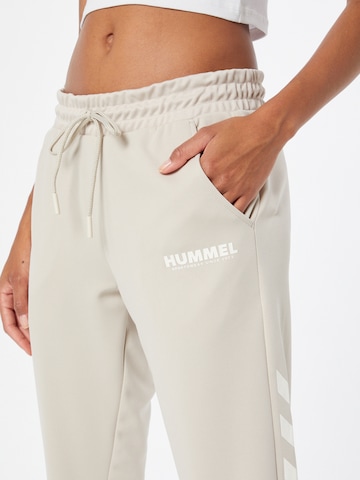 Effilé Pantalon de sport 'Legacy' Hummel en gris