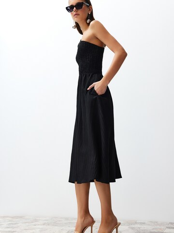 Trendyol Kleid in Schwarz