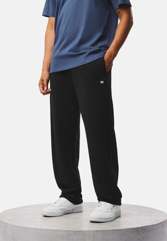 Weekend Offender Tapered Broek in Zwart: voorkant