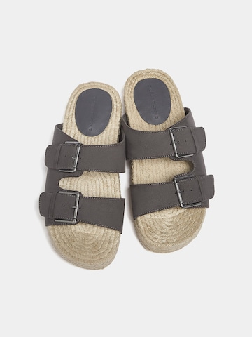 Pull&Bear Pantolette in Grau