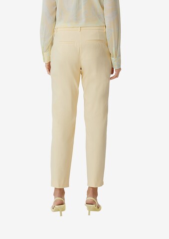 Coupe slim Pantalon chino COMMA en jaune : derrière