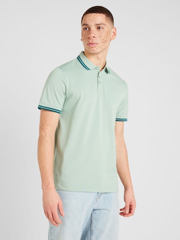 GUESS قميص بلون أخضر: الأمام