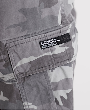 Regular Pantalon cargo Superdry en gris